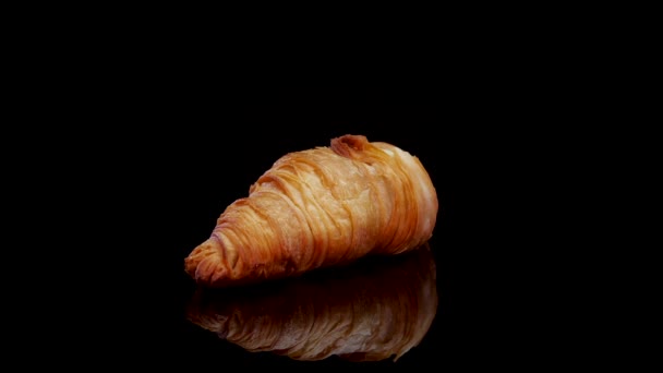 Verse Gebakken Croissant Franse Croissant Draaiend Een Zwarte Achtergrond Fris — Stockvideo