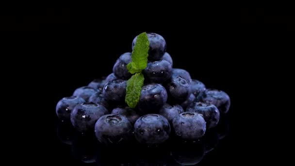 Afinele Rotesc Fundal Negru Afine Bio Proaspete Frunze Mentă Presărați — Videoclip de stoc