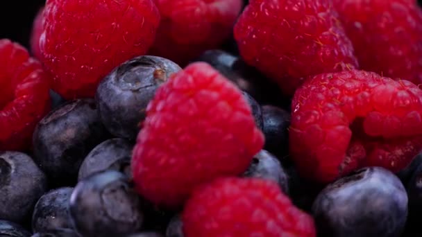 Himbeeren Und Blaubeeren Auf Schwarzem Hintergrund Nahaufnahme Ansicht Frische Feste — Stockvideo