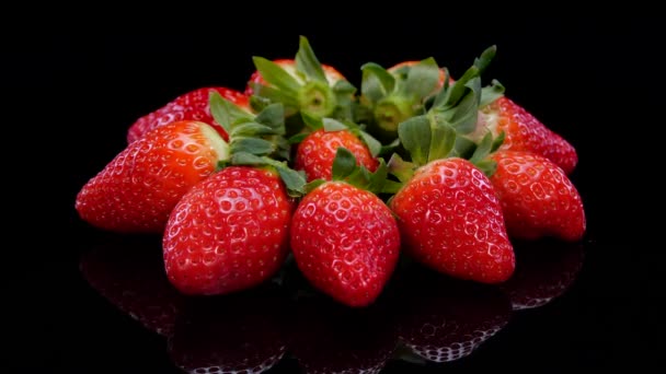 Erdbeeren Rotieren Auf Schwarzem Hintergrund Frische Lebendige Rote Bio Erdbeere — Stockvideo