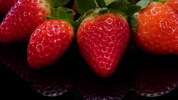 Erdbeeren Rotieren Auf Schwarzem Hintergrund Frische Lebendige Rote Bio Erdbeere — Stockvideo
