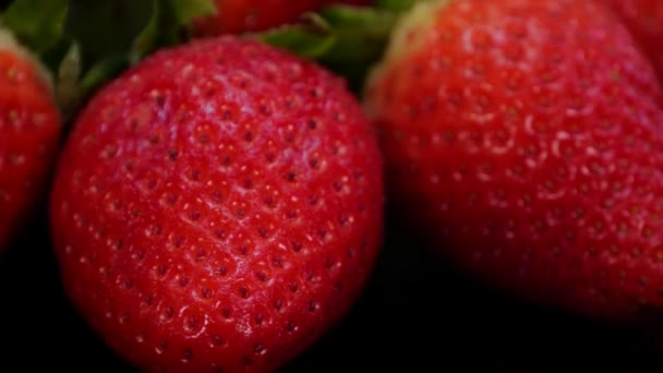 Erdbeeren Drehen Sich Aus Nächster Nähe Frische Lebendige Rote Bio — Stockvideo
