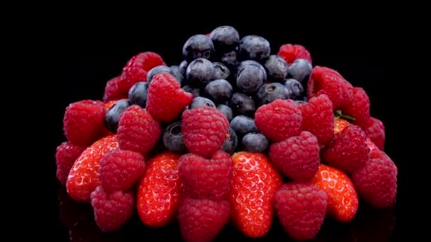 Erdbeeren Himbeeren Und Blaubeeren Rotieren Auf Schwarzem Hintergrund Frische Biologische — Stockvideo