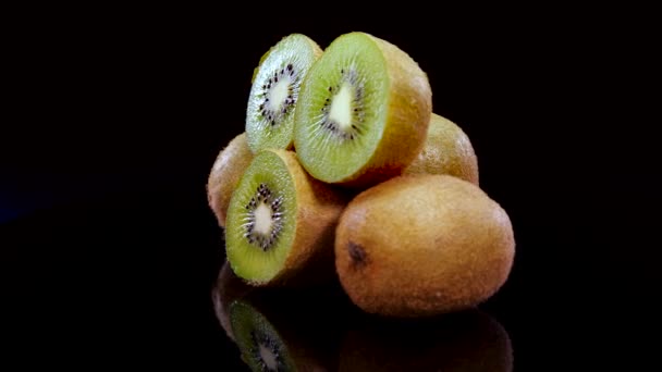猕猴桃果实在4K的黑色背景上旋转 特写新鲜美味的Kiwi 工作室镜头 — 图库视频影像