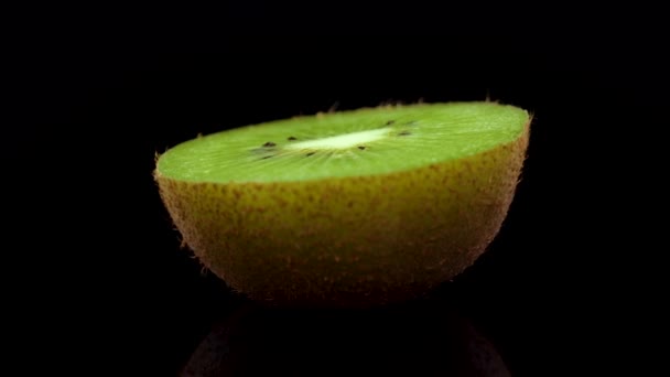 Połowa Owoców Kiwi Obraca Się Czarnym Tle Zbliżenie Świeże Smaczne — Wideo stockowe