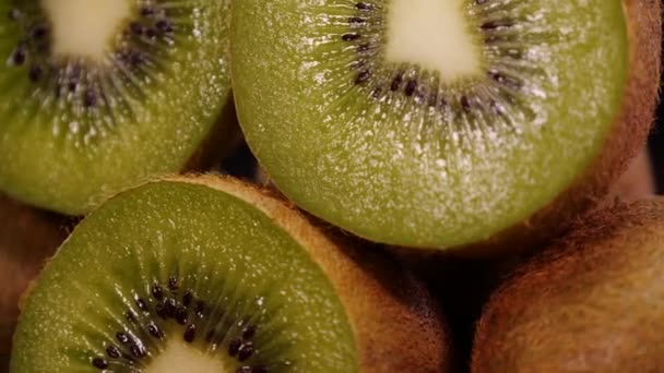 Owoce Kiwi Obracające Się Czarnym Tle Zbliżenie Świeże Smaczne Kiwi — Wideo stockowe