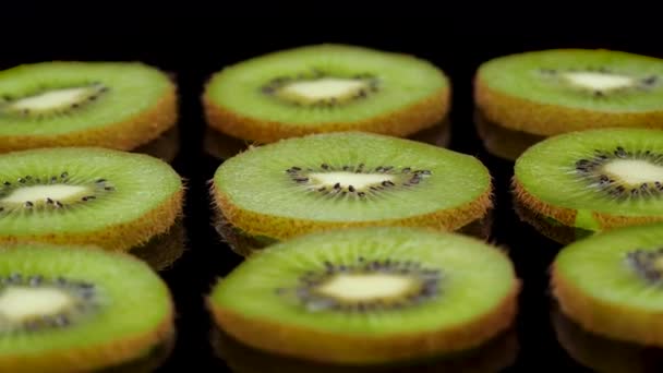 Černém Pozadí Otáčejí Plátky Zeleného Kiwi Kiwi Plátky Ovoce Zavřít — Stock video