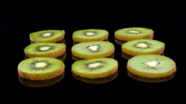 Rodajas Kiwi Verde Girando Sobre Fondo Negro Rebanadas Fruta Kiwi — Vídeos de Stock