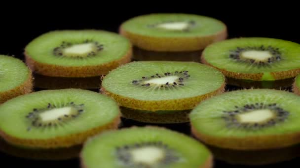 Snijwonden Van Groene Kiwi Draaiend Zwarte Achtergrond Kiwi Fruit Plakjes — Stockvideo