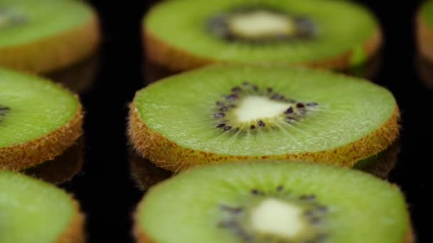 Snijwonden Van Groene Kiwi Draaiend Zwarte Achtergrond Kiwi Fruit Plakjes — Stockvideo