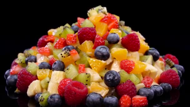 Siyah Arka Planda Dönen Renkli Meyve Salatası Taze Lezzetli Salatayı — Stok video