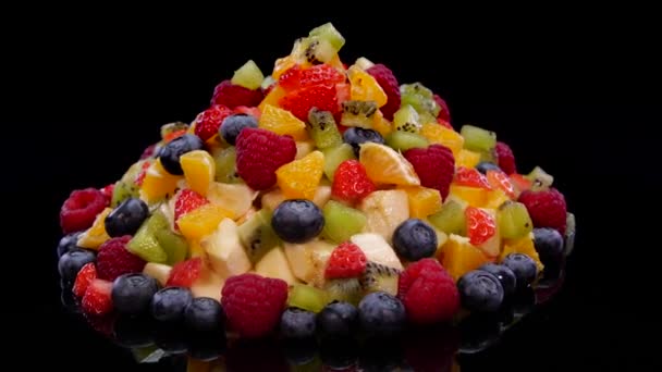 Färgglad Fruktsallad Skål Roterande Svart Bakgrund Närbild Färsk Och Välsmakande — Stockvideo