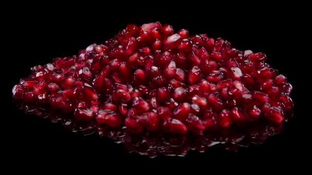 Heap Pomegranate Grains Close Red Seeds Grenade Rotating Macro View — Stock Video