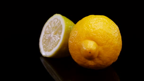 Limões Amarelos Girando Sobre Fundo Preto Limão Amarelo Vibrante Fresco — Vídeo de Stock