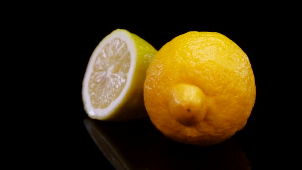 Limones Amarillos Girando Sobre Fondo Negro Fresco Perfecto Orgánico Limón — Vídeo de stock