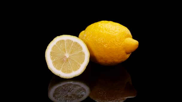 Limones Amarillos Girando Sobre Fondo Negro Fresco Perfecto Orgánico Limón — Vídeo de stock