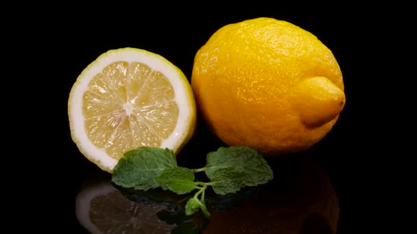 Gelbe Zitrone Mit Minzblättern Auf Schwarzem Hintergrund Frische Perfekte Organische — Stockvideo