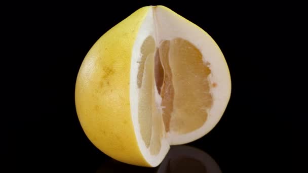 Owoc Pomelo Obracający Się Czarnym Tle Świeże Doskonałe Organiczne Żywe — Wideo stockowe