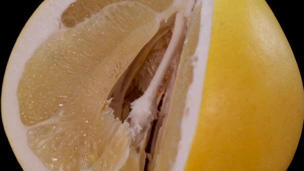 Fruta Pomelo Girando Sobre Fundo Preto Vista Perto Pomelo Amarelo — Vídeo de Stock