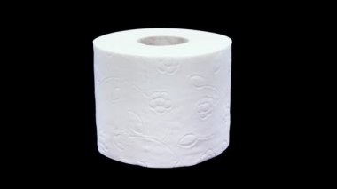 Tuvalet kağıdı siyah arka planda dönüyor. 4K 'da siyah arkaplanda izole edilmiş tuvalet kağıdı sunumu
