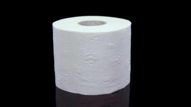 Tuvalet kağıdı siyah arka planda dönüyor. 4K 'da siyah arkaplanda izole edilmiş tuvalet kağıdı sunumu
