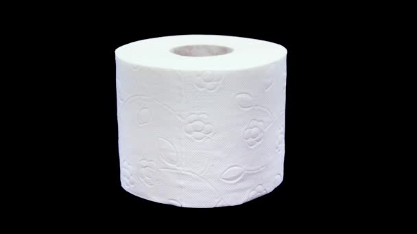 Toiletpapier Rollen Draaien Een Zwarte Achtergrond Presentatie Van Toiletrol Geïsoleerd — Stockvideo