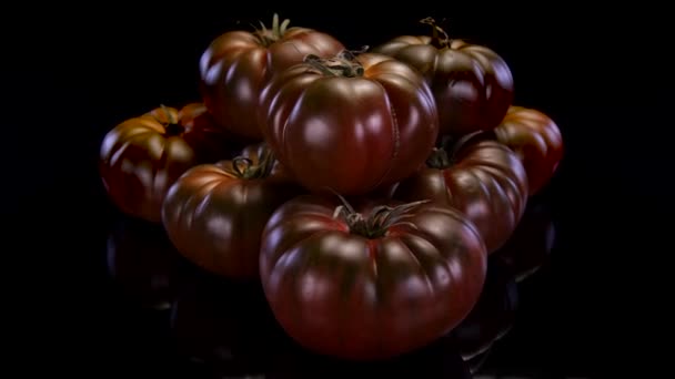Tomates Perfectos Girando Sobre Fondo Negro Tomate Dulce Chocolate Fresco — Vídeos de Stock