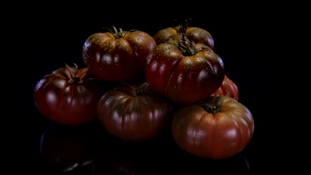 Tomates Parfaites Tournant Sur Fond Noir Tomate Chocolat Sucrée Fraîche — Video