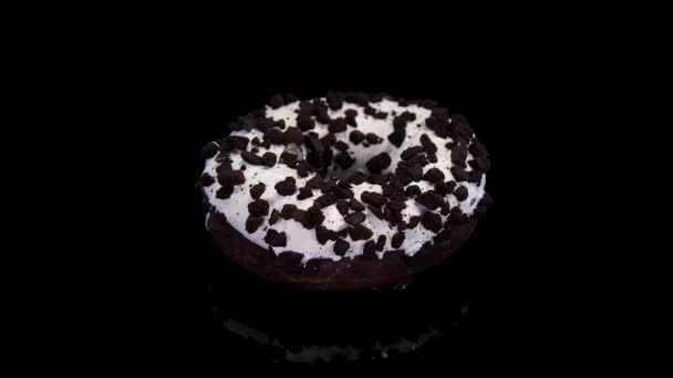 Donut Avec Glaçage Biscuit Saupoudrer Tournant Sur Fond Noir Doux — Video