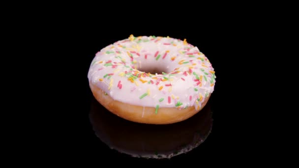 Donut Avec Glaçage Saupoudrer Coloré Tournant Sur Fond Noir Doux — Video