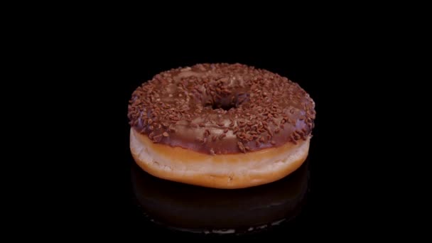 Donut Avec Glaçage Chocolat Tournant Sur Fond Noir Doux Beignet — Video
