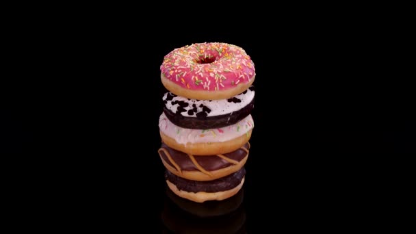 不同的甜甜圈 带着糖霜和彩色的洒水在黑色的背景上旋转 甜甜甜圈与巧克力糖霜和撒播隔离 垃圾食品 — 图库视频影像