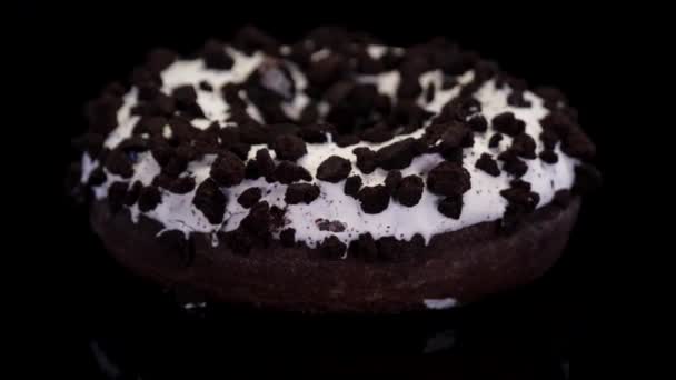 Donut Avec Glaçage Biscuit Saupoudrer Tournant Sur Fond Noir Doux — Video