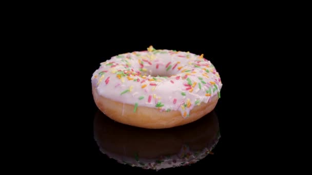 Donut Avec Glaçage Saupoudrer Coloré Tournant Sur Fond Noir Doux — Video