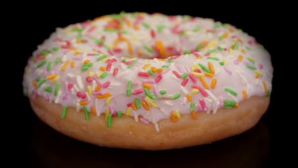 Donut Avec Glaçage Saupoudrer Coloré Tournant Sur Fond Noir Vue — Video