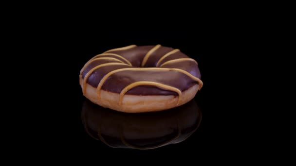 Donut Avec Glaçage Caramel Chocolat Tournant Sur Fond Noir Doux — Video