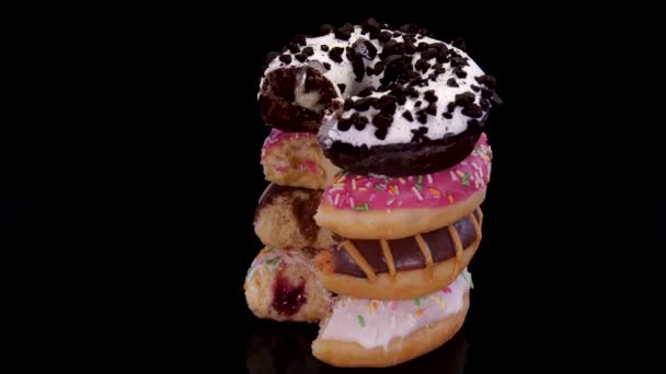 Donuts Mordus Avec Glaçage Saupoudrer Coloré Tournant Sur Fond Noir — Video