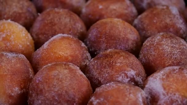 Bolas Donuts Queijo Cottage Girando Fundo Preto Vista Perto Bolinhas — Vídeo de Stock
