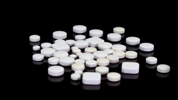 Pílulas Brancas Drogas Suplementos Vitaminas Que Giram Sobre Fundo Preto — Vídeo de Stock