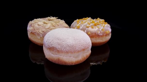 Donat Yang Berbeda Dengan Icing Atau Bubuk Gula Berputar Pada — Stok Video