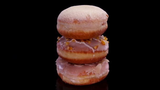 Διαφορετικά Ντόνατς Άχνη Άχνη Ζάχαρη Που Περιστρέφονται Μαύρο Φόντο Γλυκό — Αρχείο Βίντεο