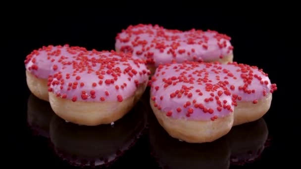 Valentinstag Konzept Romantischer Abend Zweit Herzförmige Krapfen Herzförmiges Essen — Stockvideo