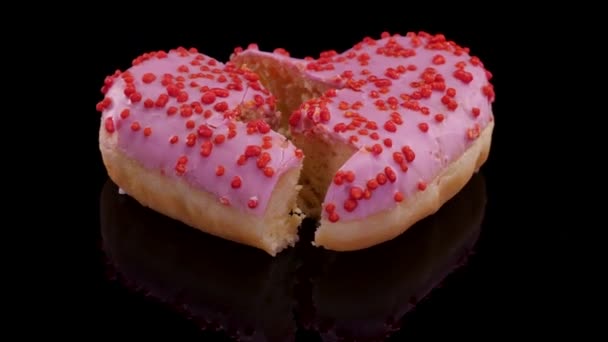 情人节的概念 浪漫的夜晚对两个 心形甜甜圈心形食物 — 图库视频影像