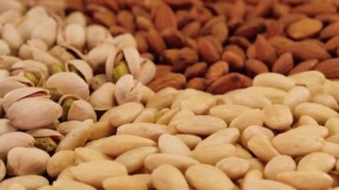 Farklı fındıklar yakından dönüyor. Organik ve ekolojik badem, şam fıstığı ve diğer fındıklar.