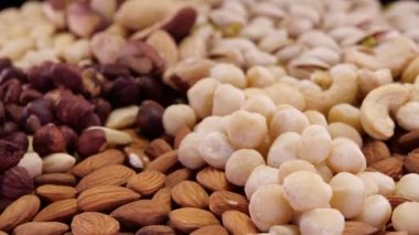 Farklı fındıklar yakından dönüyor. Organik ve ekolojik Macadamia, kaju, badem, fındık ve fındık ezmesi..