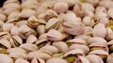 Pistachios cevizleri yakından dönüyor. Fıstıklar organik ve ekolojik fındıklar.