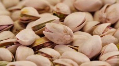 Pistachios cevizleri yakından dönüyor. Fıstıklar organik ve ekolojik fındıklar.