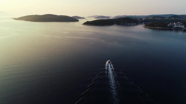 Lucht Filmische Weergave Van Luxe Speedboot Zeilen Middellandse Zee Europa — Stockvideo