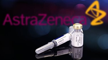 Silezya, Polonya, Mart 2021: AstraZeneca coronavirus aşısı ampul ve siyah arka planda şırınga. COVID-19 virüs aşısı. Ampulü aşıyla doldur. Coronavirus salgınının çözümü