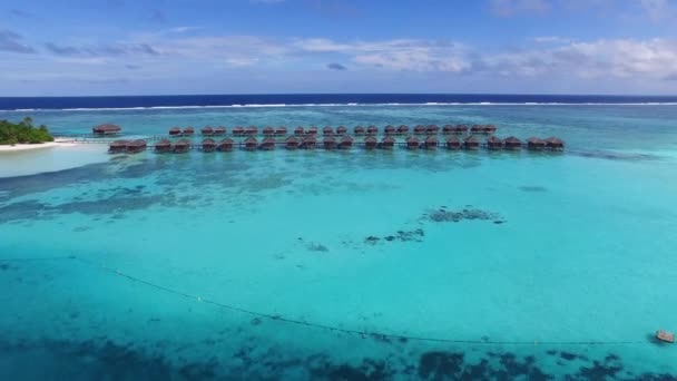 Letecký Pohled Ostrov Paradise Maledivách Bílá Písečná Pláž Tyrkysová Voda — Stock video